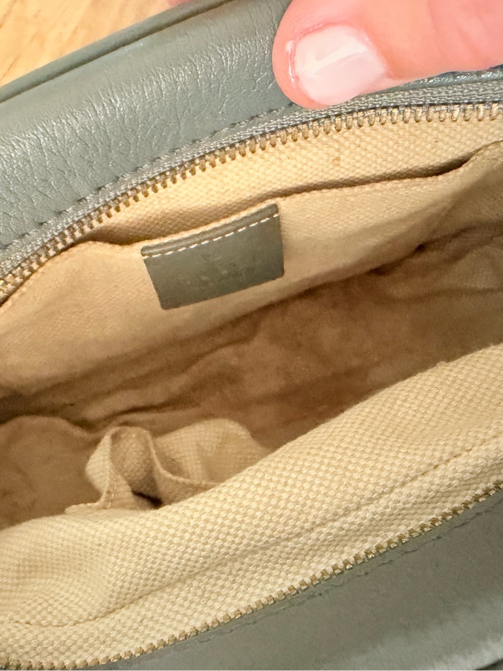 Gucci GG Leather Soho Disco Pebbled Crossbody Leather Bag in Gray 🩶 - Picture 6 of 6